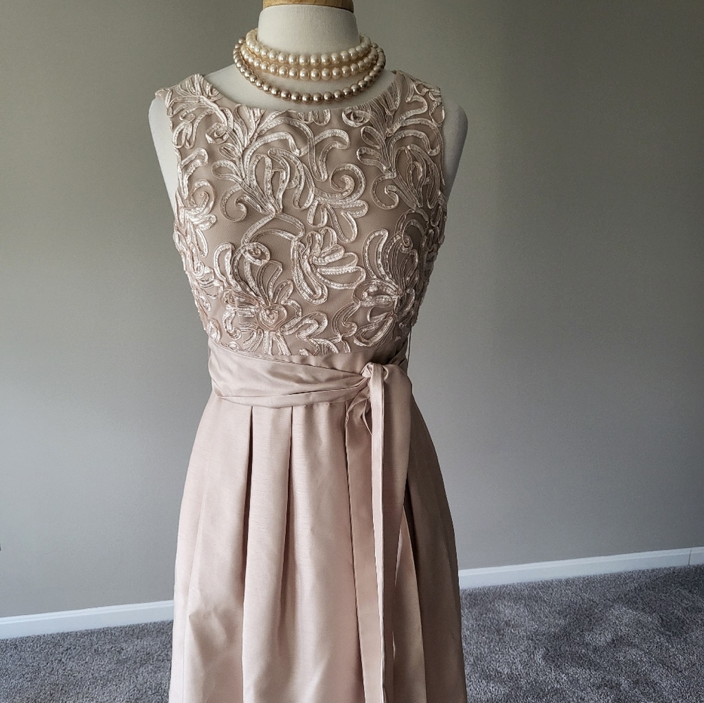 Jessica Howard – Champaign Toast Sleeveless Evening Dress (Size 8)